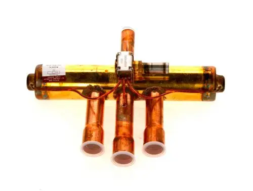 BOSCH 4-Wege-Ventil aus Kupfer mit mehreren Anschlüssen und elektrischen Leitungen zur Steuerung von Flüssigkeitsströmen.